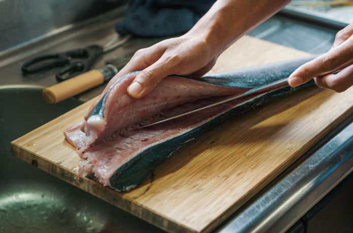 左利きが魚を捌く