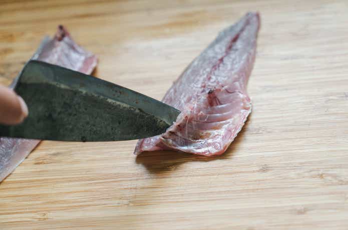 アジの腹骨をおとすところ