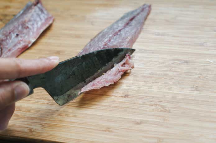 アジの腹骨をおとすところ