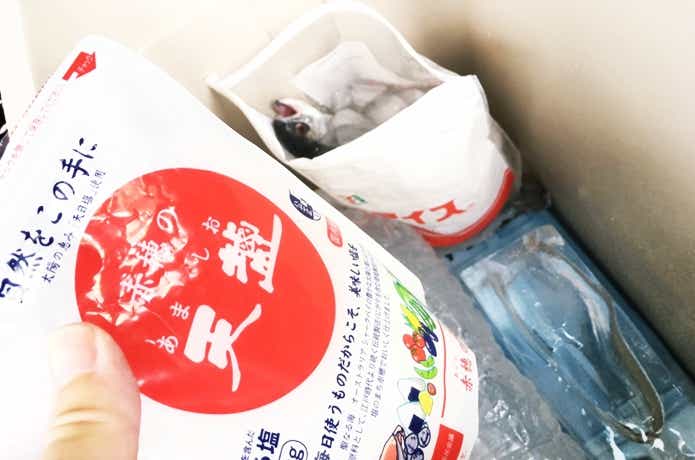 クーラーボックスに塩