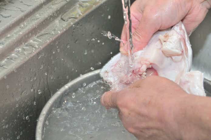 魚介類の水洗い