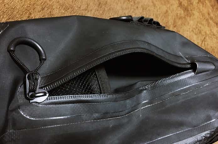 リアルメソッド 防水ワンショルダーのチャック
