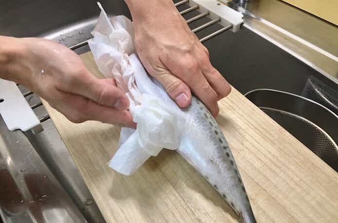 サバの水気を取る