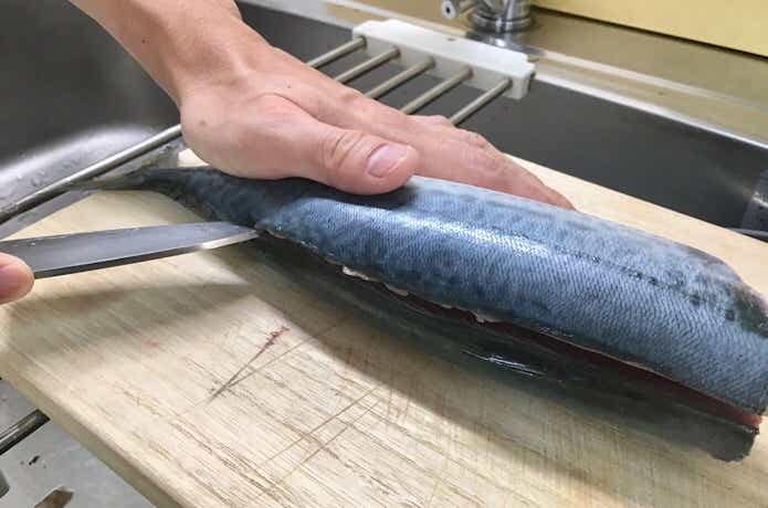 中骨の上から捌いていく