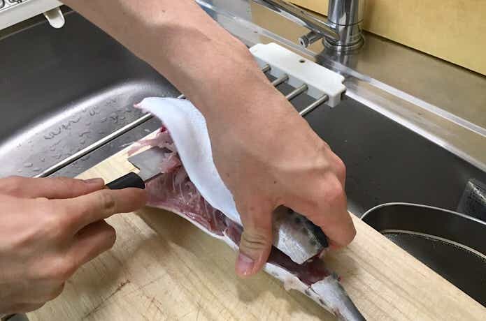 サバの骨と身を切り離す