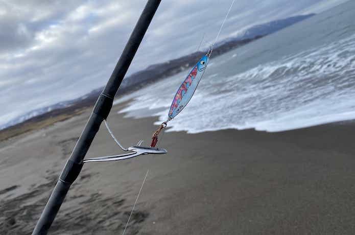 北海道の人気魚種『海アメマス』釣りに初挑戦！サーフから現れたのは