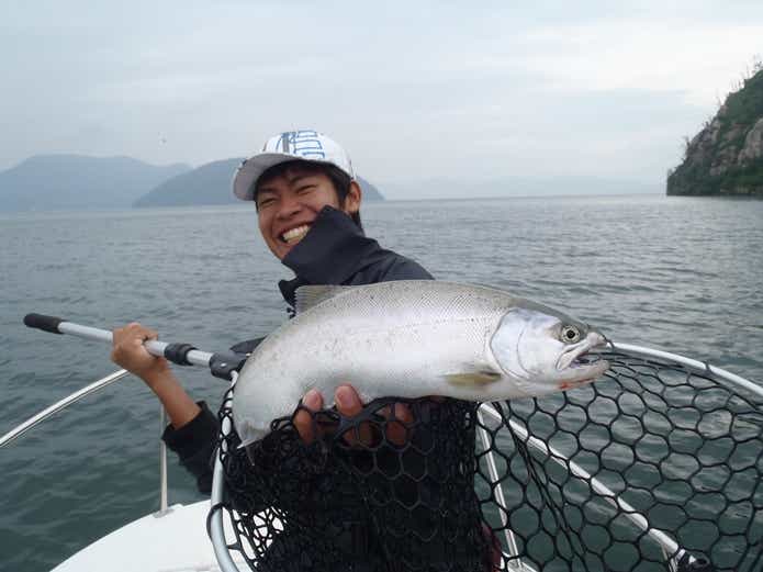 ビワマスの釣り方【琵琶湖の女神】釣ってよし、食べてよし。でもルールは守って楽しみましょう！ | TSURI HACK[釣りハック]