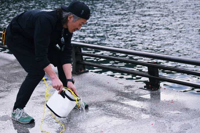 釣りバケツで釣り場を清掃