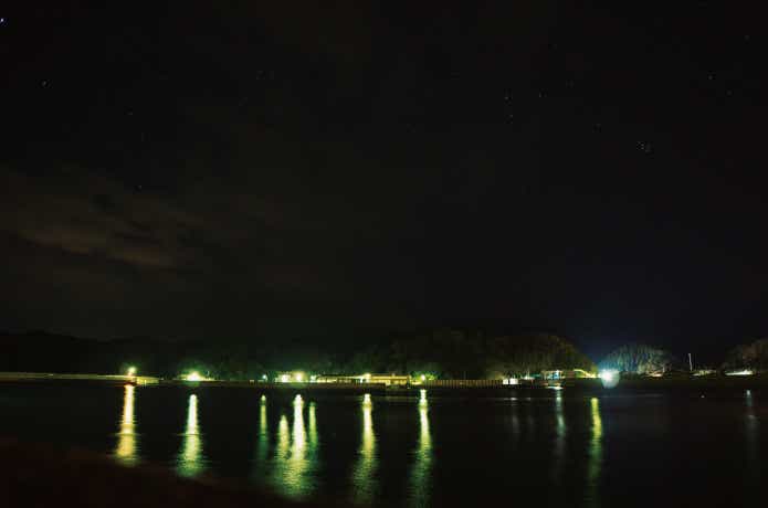 夜の港