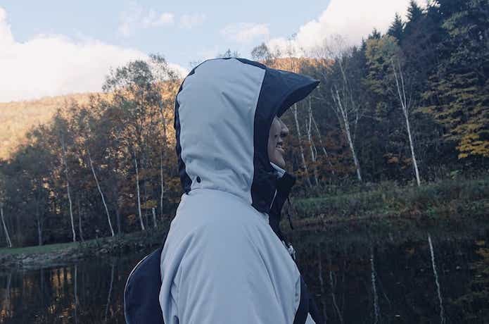 大きめのツバ付きフード