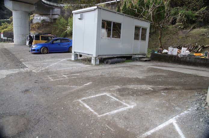 フィッシングフィールド中津川 受付横の駐車場