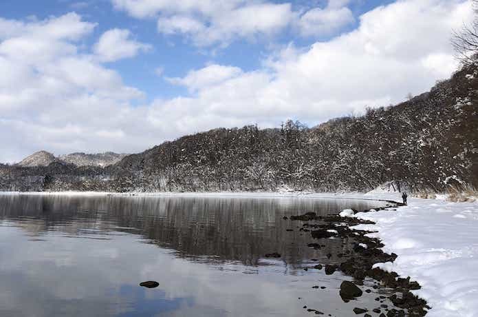 雪化粧に包まれた北海道のビッグトラウトレイク！『洞爺湖』で大型トラウトを狙ってみた | TSURI HACK[釣りハック]