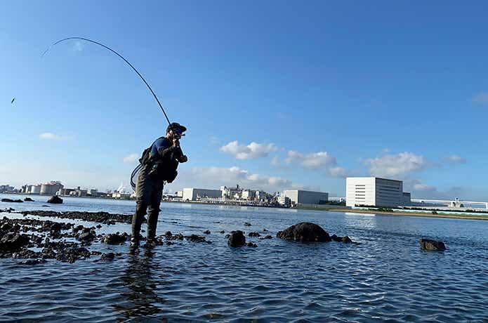 東京湾奥でも成立する！】陸っぱりの“ボトムチニング”が面白い