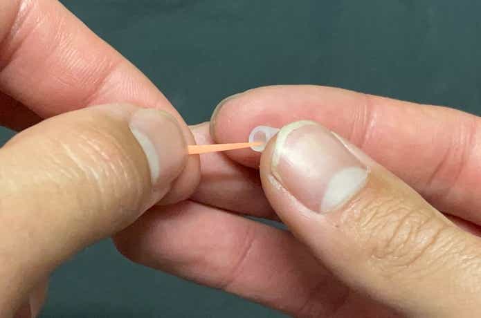 シリコンチューブに新しいネクタイの先端を入れて通す