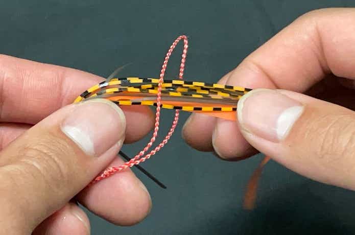 新しいスカートとネクタイをアシストラインの輪の中に入れる