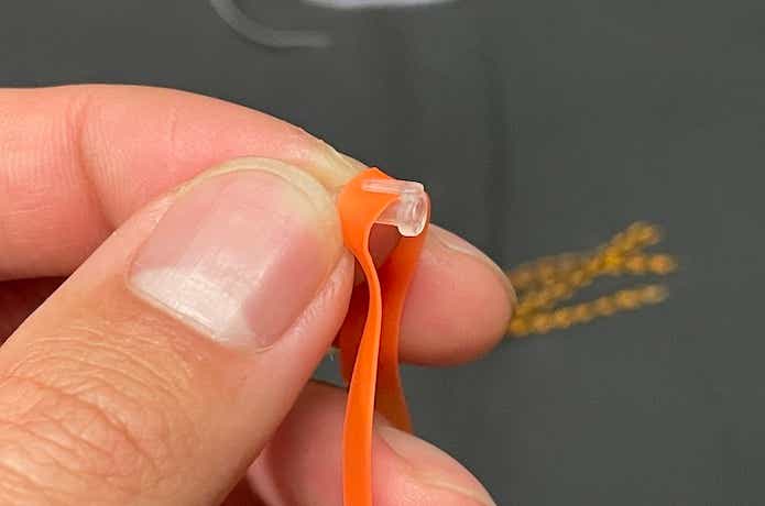 スルスルパーツのスリット部分にネクタイをかける