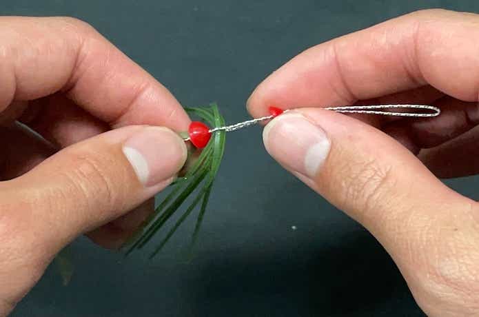 チェンジストッパーを引っ張り上げて古いネクタイとスカートを取り外す