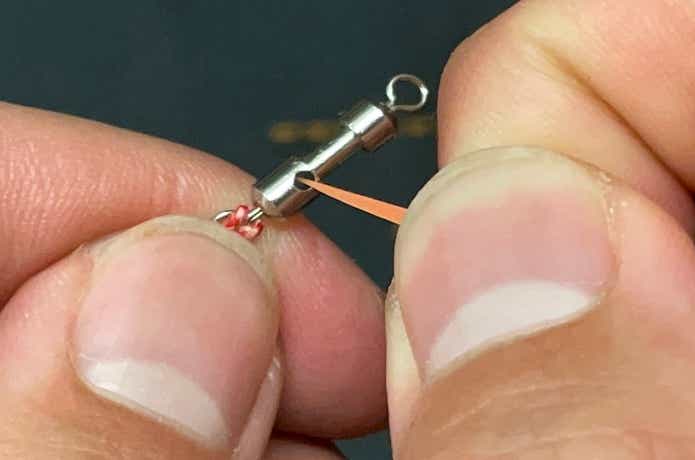 ネクタイ専用ホールにネクタイの先端を入れる