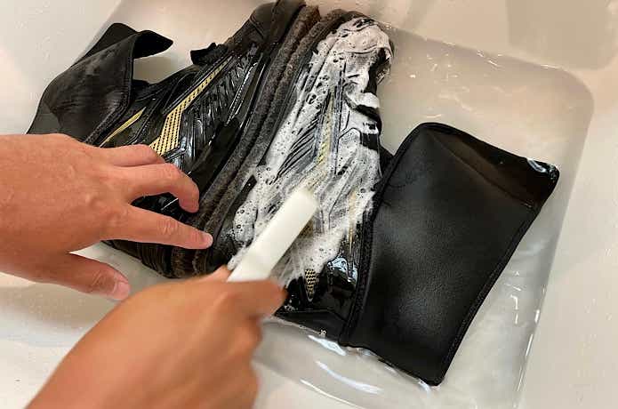 洗浄中のフィッシングシューズ