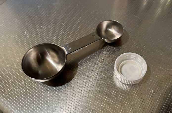 計量スプーンとペットボトルのフタ