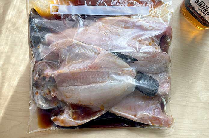 醤油ダレに開いた魚を漬け込む