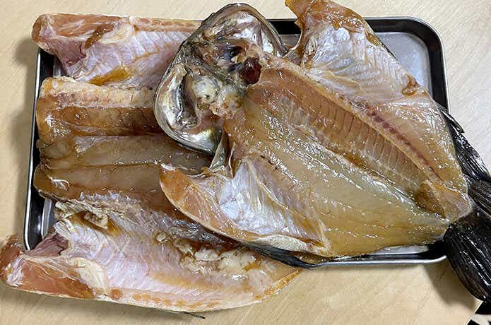 醤油ダレに開いた魚を漬け込む