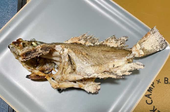 立て塩で仕上げるメバルの塩焼きの完成