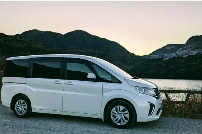 釣り場に車を止めているイメージ