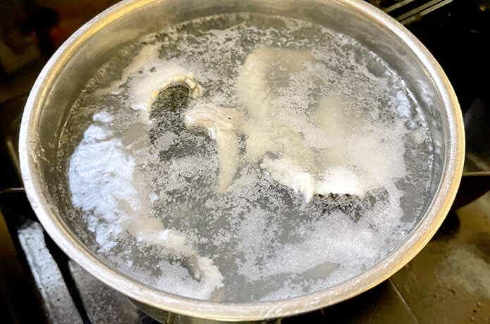 シーバスの皮を湯引きする