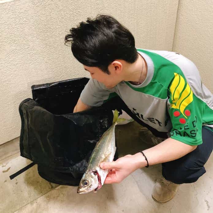 撃投タフクライムバッグ６５に魚を入れる