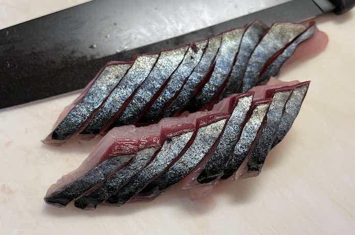 薄く切ったサバの刺身