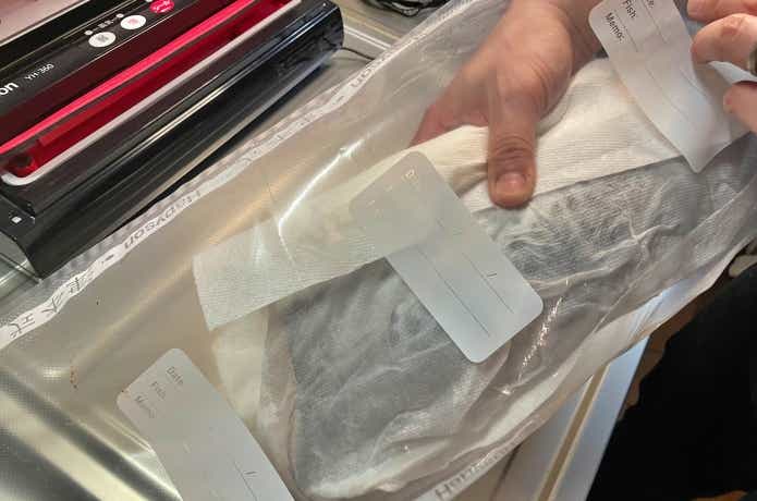 サワラの棒身をパックに入れる