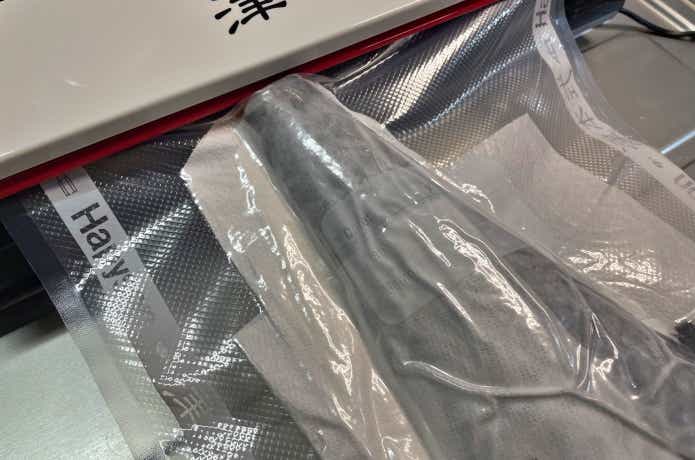 パックに入れたサワラを脱気