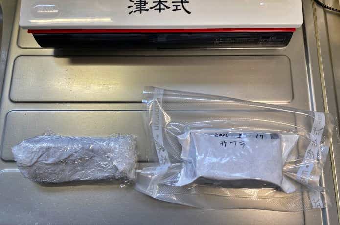 ラップで包んだサワラと密封パックしたサワラ