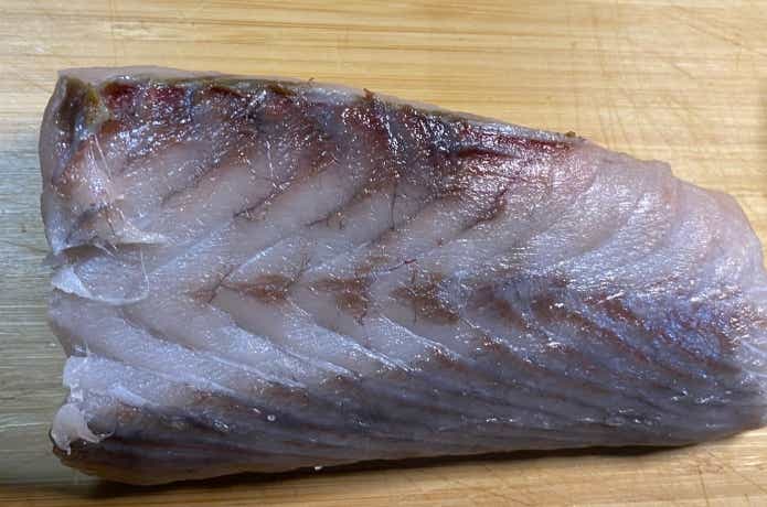 皮引きしたサワラの身