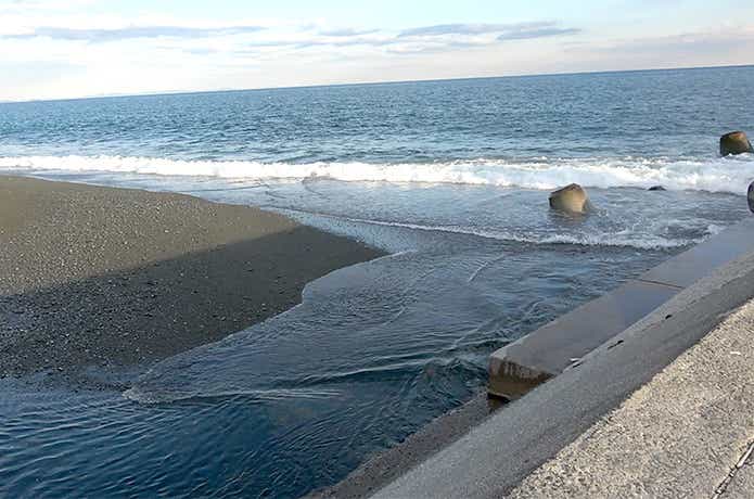 サーフと流れ込み