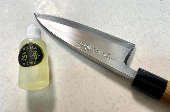 包丁に油を薄く塗る