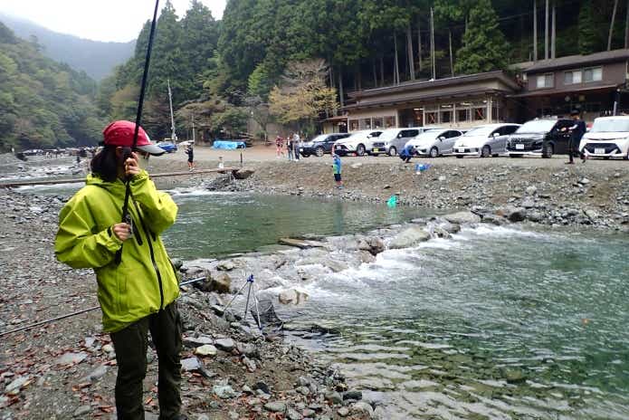 ニジマス釣り堀　餌