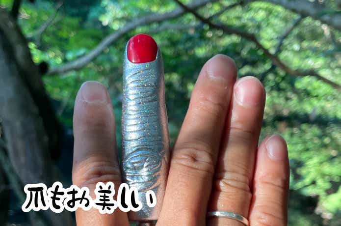 指に集いし 魚々の群れ　上から