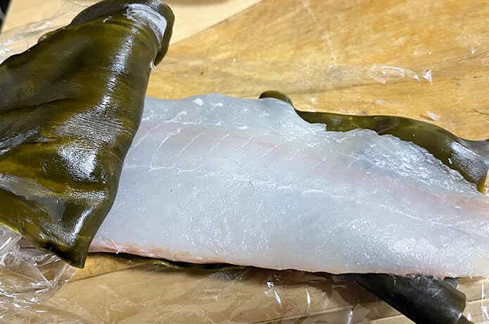昆布で身を挟んで昆布締めにする