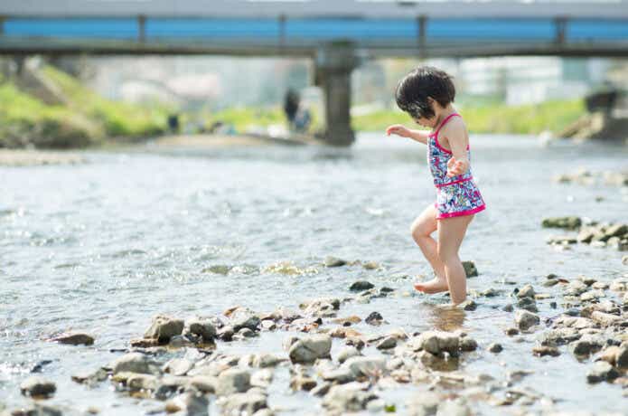川遊びをする子供