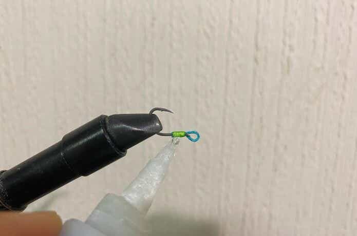 瞬間接着剤で固定