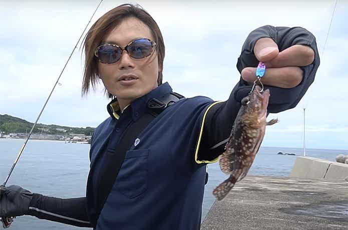 カサゴを釣る金丸氏