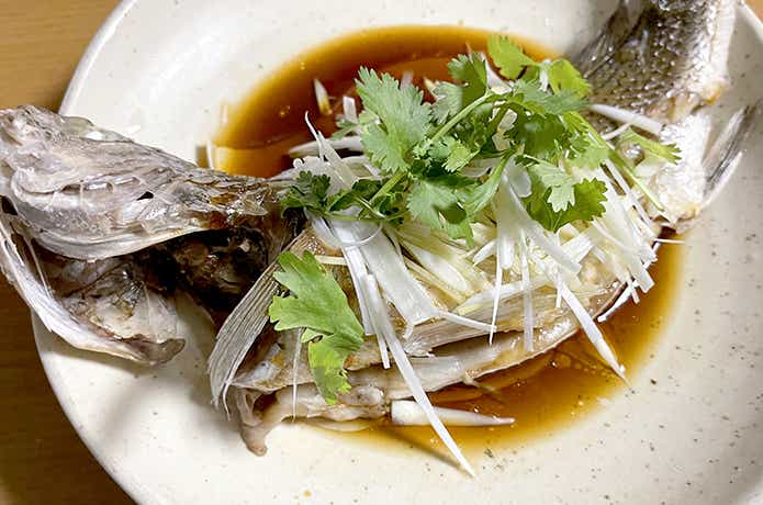 ご飯泥棒】蒸した魚に熱々の油をジュゥ〜〜〜ッ！清蒸魚（チンジャンユー）の作り方 | 【TSURI HACK】日本最大級の釣りマガジン - 釣りハック