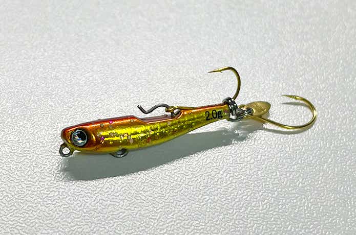魚子メタル貫きのボディ背面に上向きで付けられたフック
