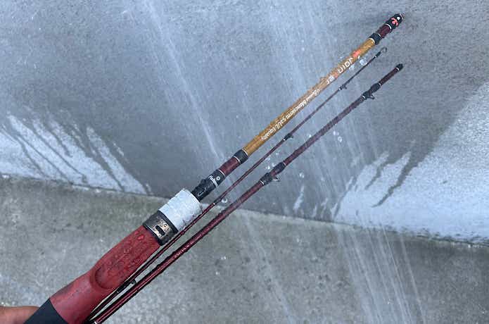 パックロッドを水洗いする様子