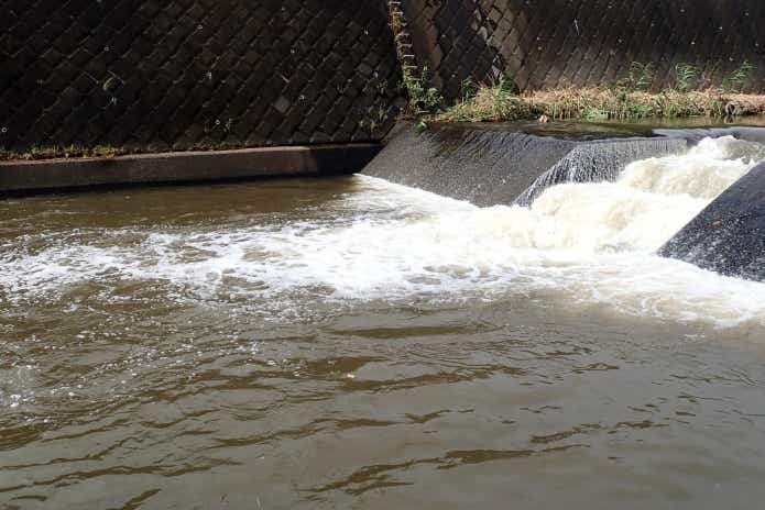 雨で増水した釣り場