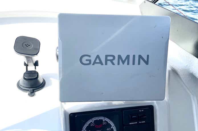 中古艇に装着してあった魚群探知機