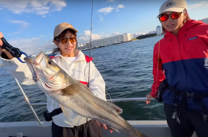 動画】釣り女子2人とシーバス釣りに行ったら船中パニックに？！豪華 