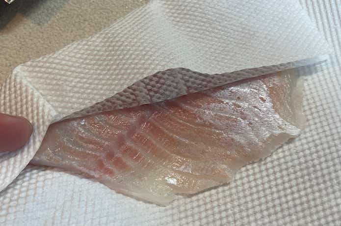 キッチンペーパーで切り身の水分をしっかり拭き取る